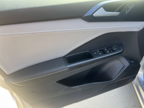 Certified 2024 Volkswagen Taos SE w/ Panoramic Sunroof Package image 13