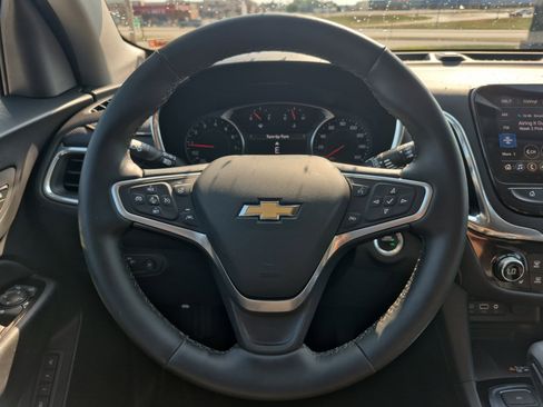 Used 2023 Chevrolet Equinox Premier image 18