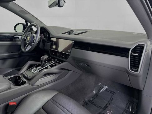 Used 2022 Porsche Cayenne S image 34