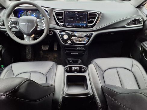 Used 2025 Chrysler Pacifica Select image 11