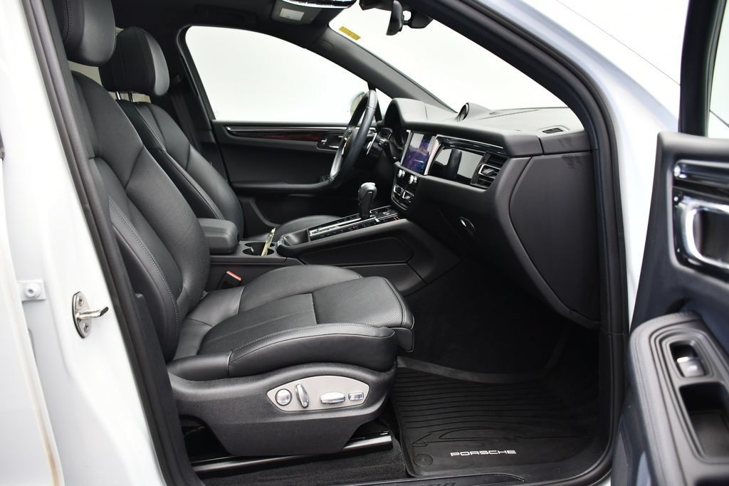 Certified 2023 Porsche Macan AWD/4WD image 42
