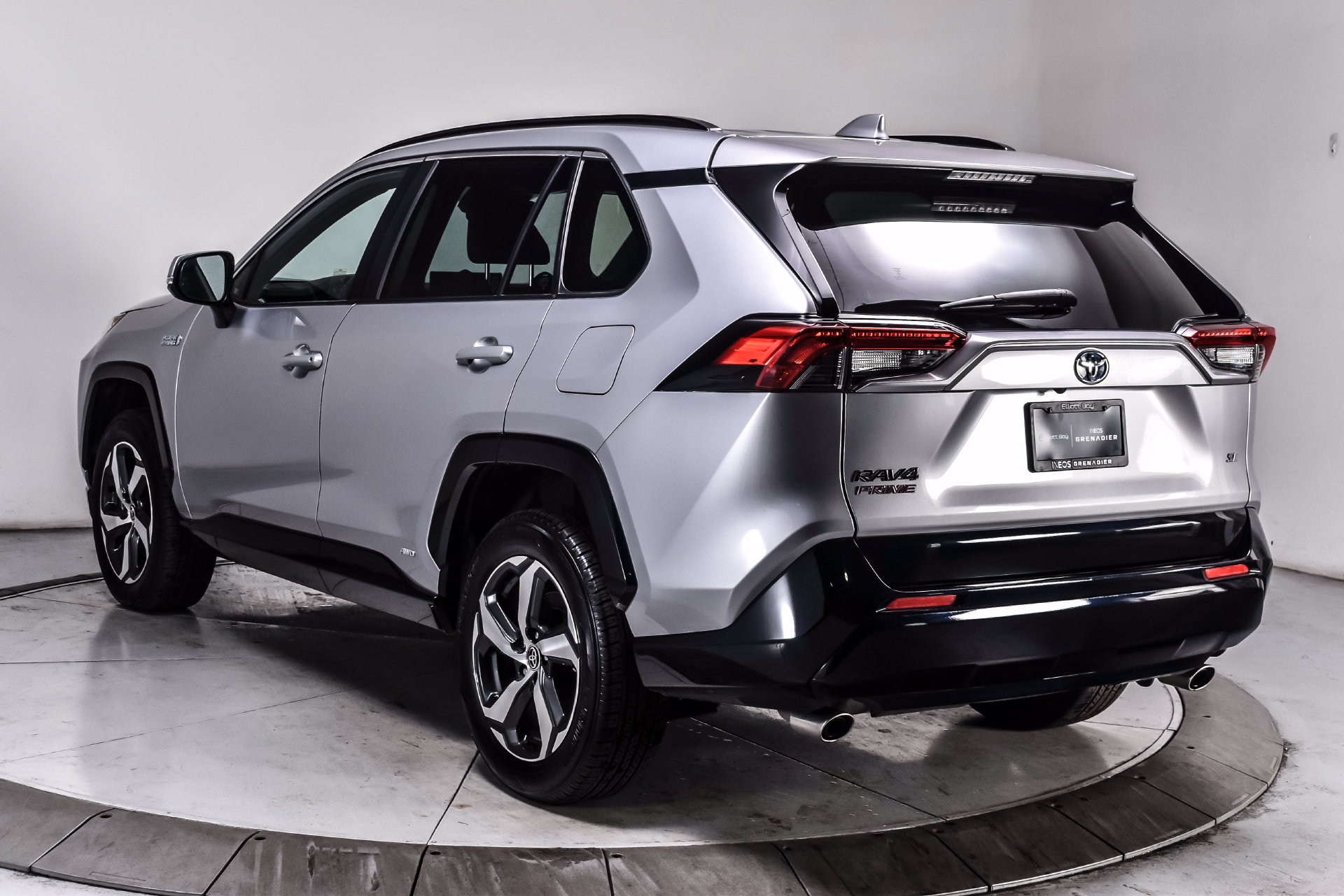 Used 2022 Toyota RAV4 SE w/ Weather & Moonroof Package AWD/4WD image 6