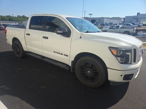 Used 2018 Nissan Titan SV w/ SV Convenience Package RWD image 14
