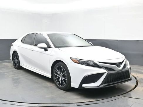 Used 2023 Toyota Camry SE FWD image 2