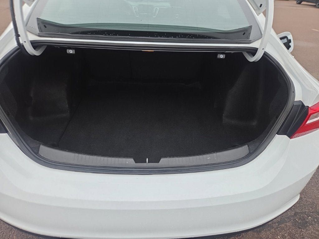 Used 2017 Chevrolet Malibu LT FWD image 27