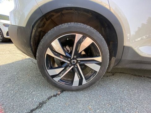 Used 2024 Volvo XC40 B5 Ultimate w/ Protection Package Premier image 23