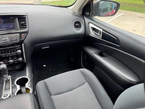 Used 2018 Nissan Pathfinder SV image 26