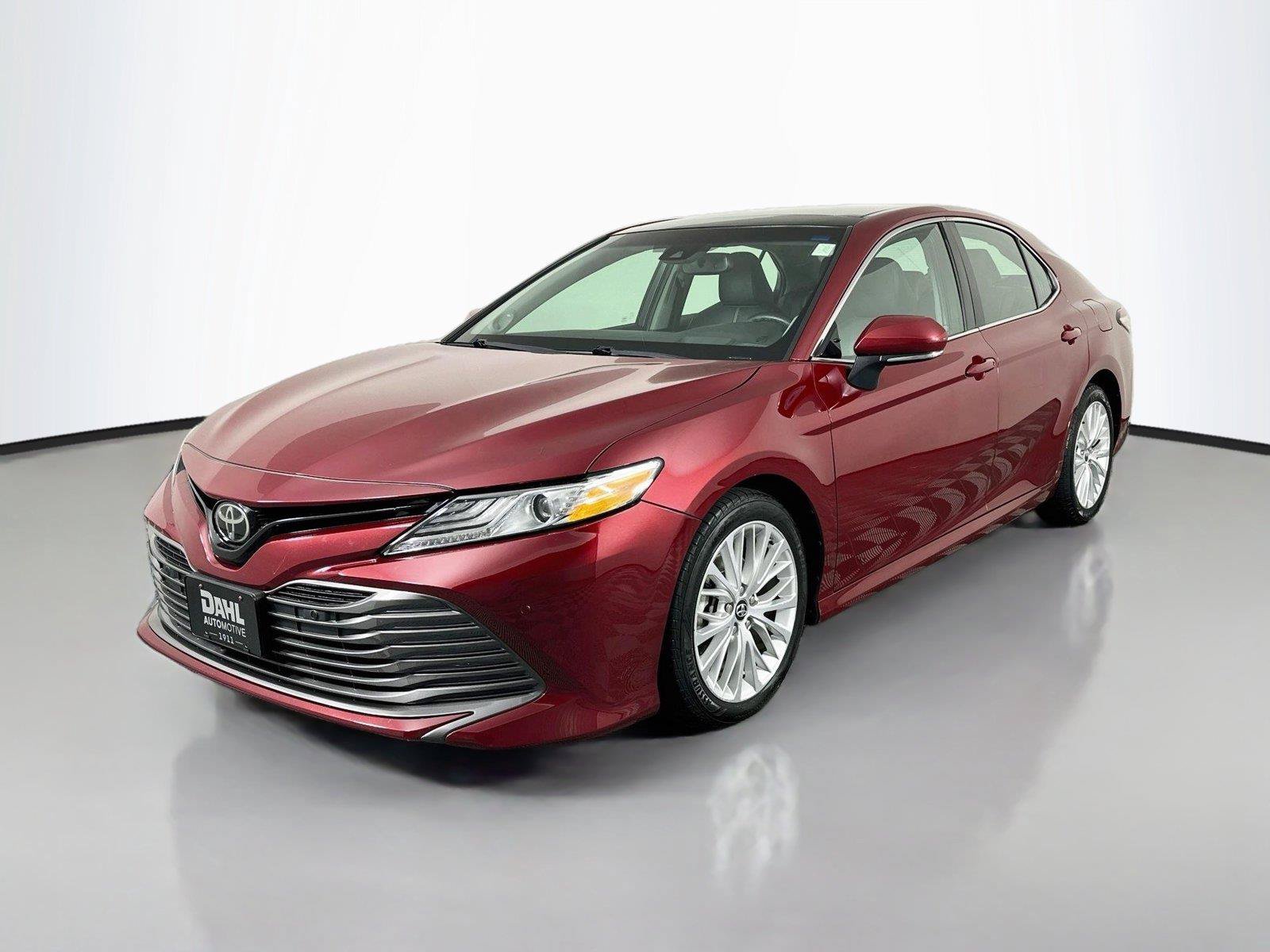 Used 2018 Toyota Camry XLE FWD image 3
