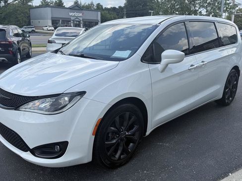 Used 2018 Chrysler Pacifica Touring Plus w/ S Appearance Package FWD image 9