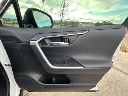 Used 2025 Toyota RAV4 XSE AWD/4WD image 32