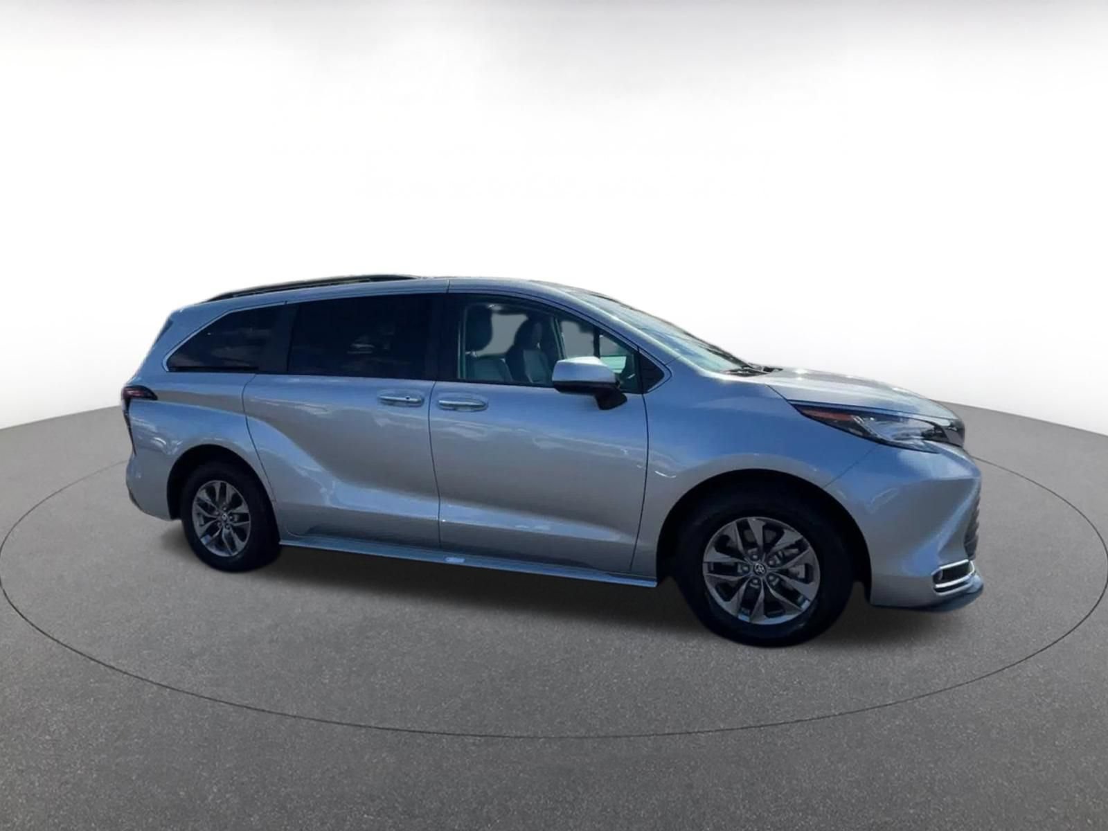 Used 2023 Toyota Sienna XLE FWD image 2