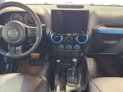 Used 2017 Jeep Wrangler Unlimited Rubicon w/ Connectivity Group AWD/4WD image 17