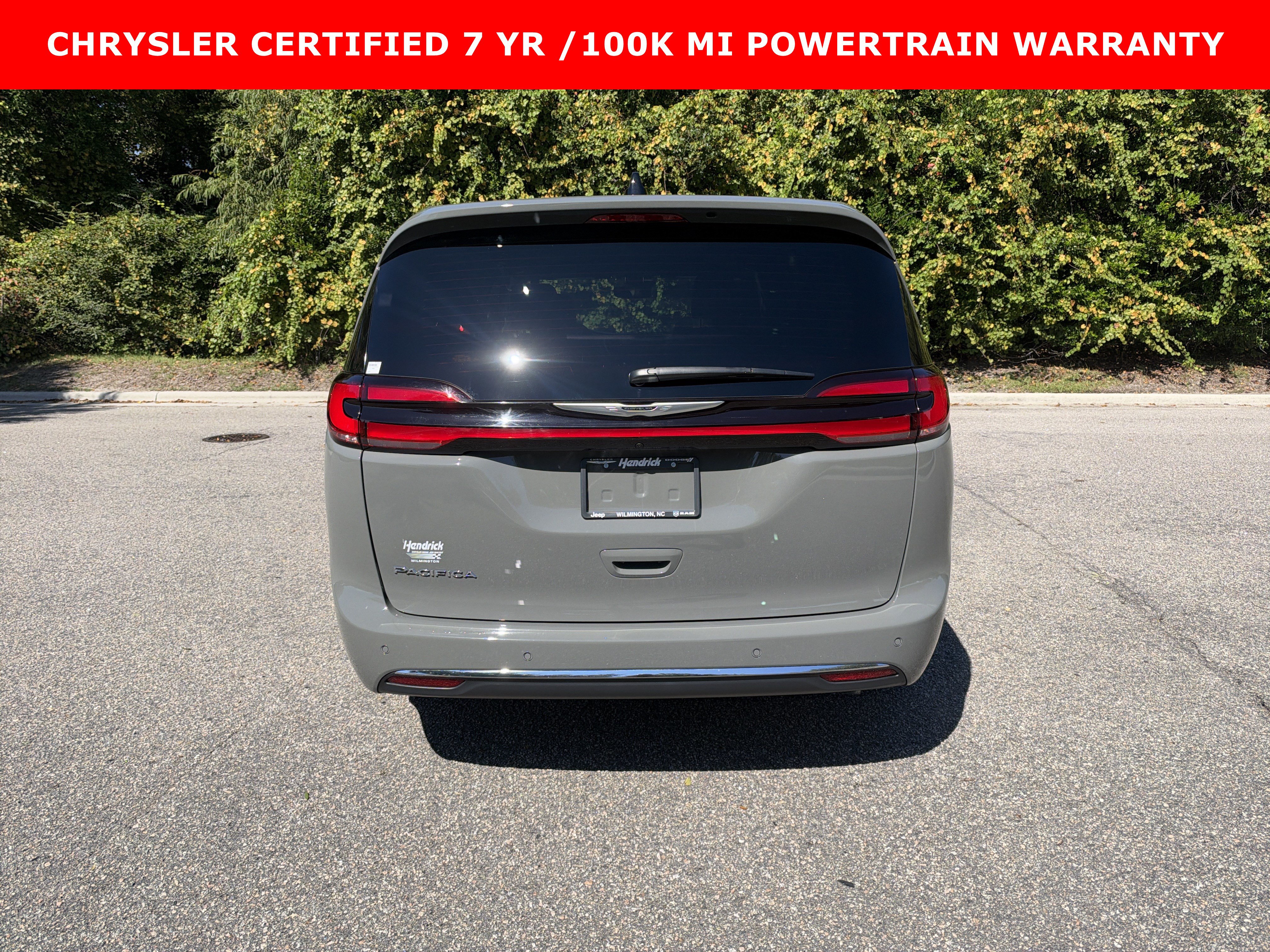 Used 2025 Chrysler Pacifica Select FWD image 8