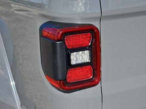 Used 2023 Jeep Gladiator Overland image 31