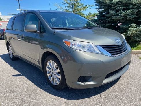 Used 2014 Toyota Sienna LE AWD/4WD image 1