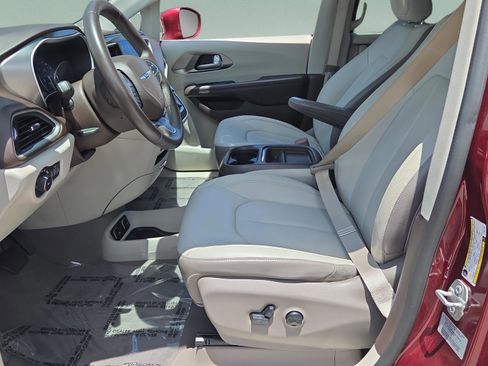 Used 2017 Chrysler Pacifica Touring-L FWD image 9
