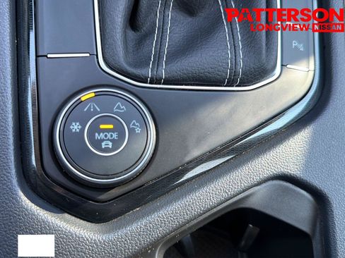 Used 2025 Volkswagen Taos SE AWD/4WD image 11