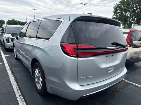 Used 2024 Chrysler Pacifica Touring-L FWD image 4