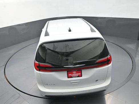 Used 2023 Chrysler Pacifica Touring-L image 26