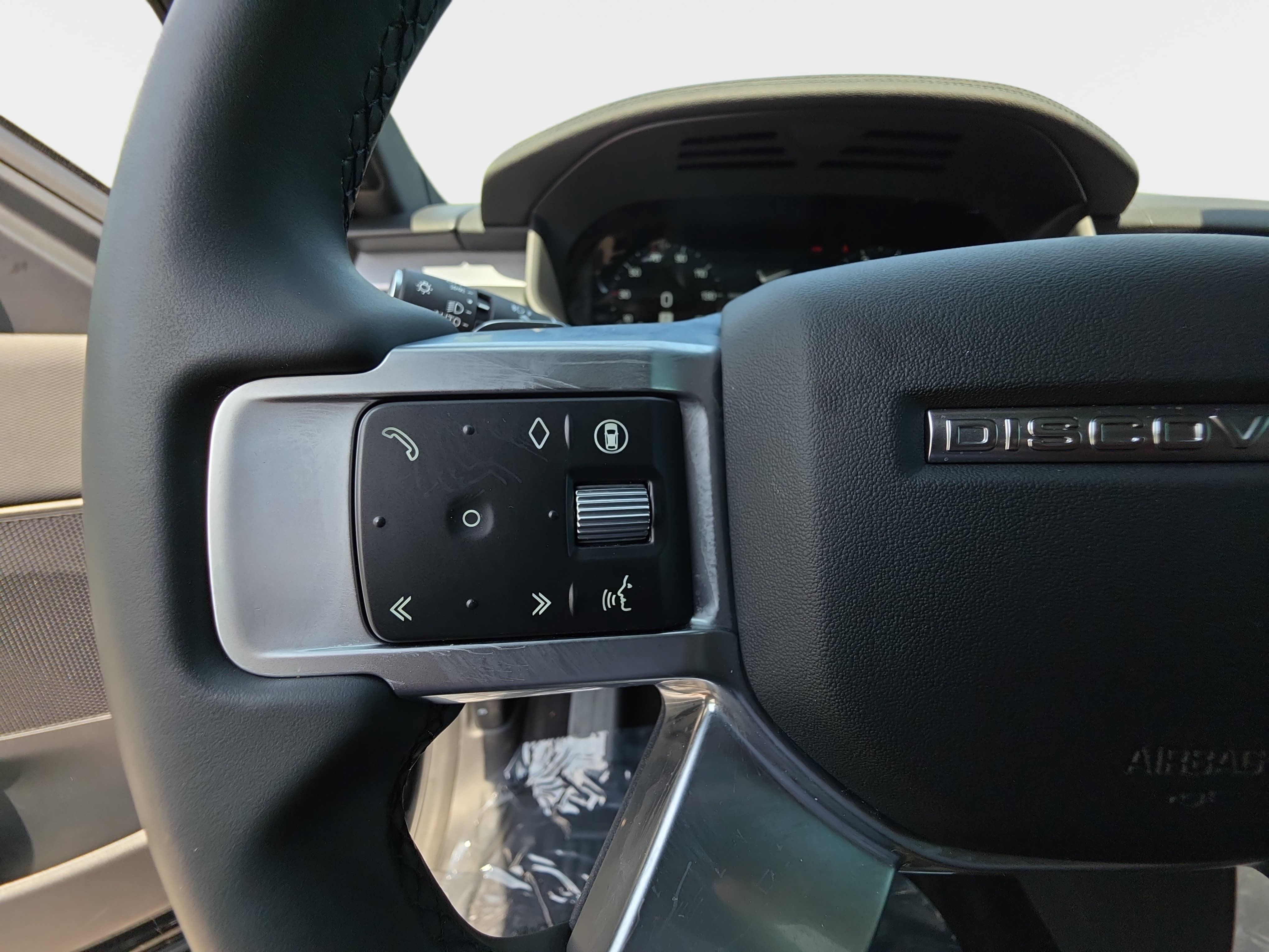 Certified 2025 Land Rover Discovery Dynamic SE AWD/4WD image 19