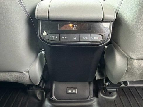 Used 2023 Toyota Highlander XLE FWD image 21