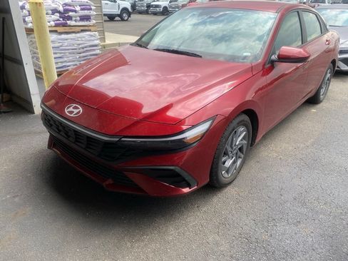 Used 2024 Hyundai Elantra SEL FWD image 2