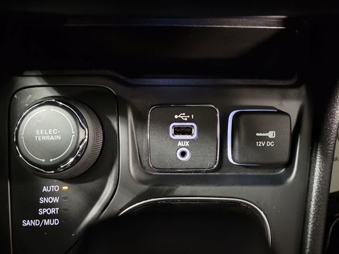 Used 2020 Jeep Cherokee Latitude Plus image 18