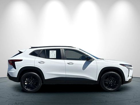 Used 2024 Chevrolet Trax ACTIV w/ Driver Confidence Package image 3