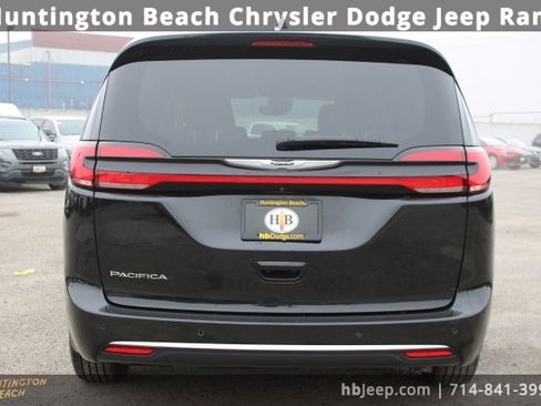 Used 2023 Chrysler Pacifica Touring-L image 5