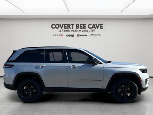 New 2025 Jeep Grand Cherokee Altitude image 11