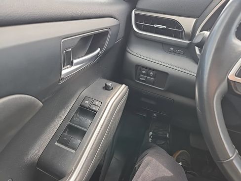 Used 2024 Toyota Highlander XLE FWD image 22