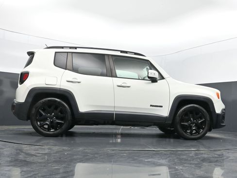 Used 2017 Jeep Renegade Altitude FWD image 40