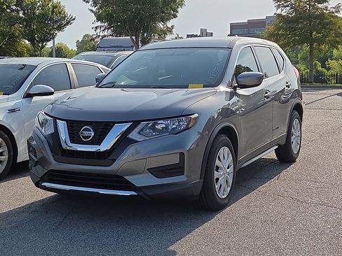 Used 2018 Nissan Rogue S FWD image 2