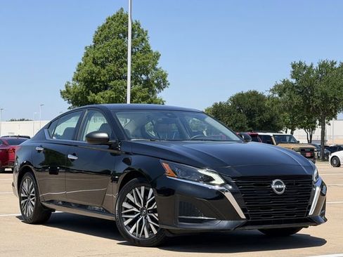 Used 2025 Nissan Altima 2.5 SV FWD image 2