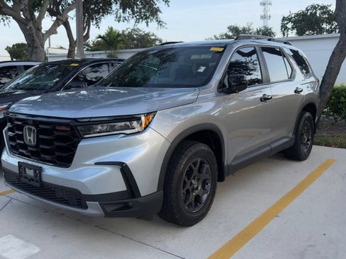 Used 2024 Honda Pilot TrailSport image 2