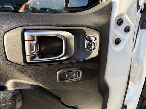 Used 2025 Jeep Gladiator Sport image 10