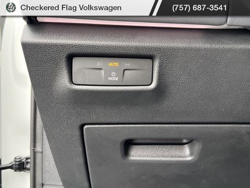 New 2025 Volkswagen Tiguan SE image 30