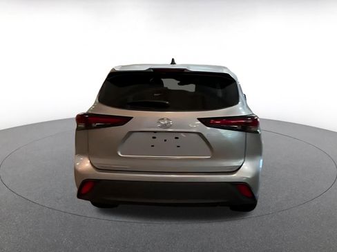 Used 2025 Toyota Highlander LE FWD image 9