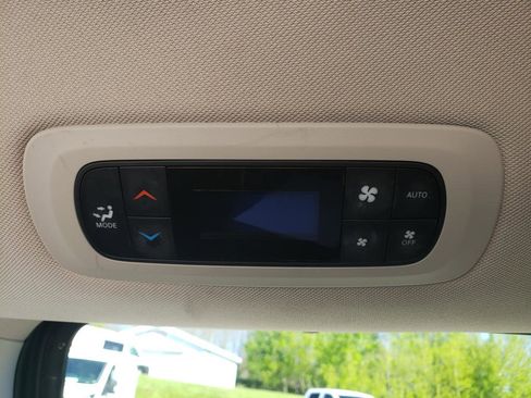 Used 2022 Chrysler Pacifica Touring-L FWD image 18