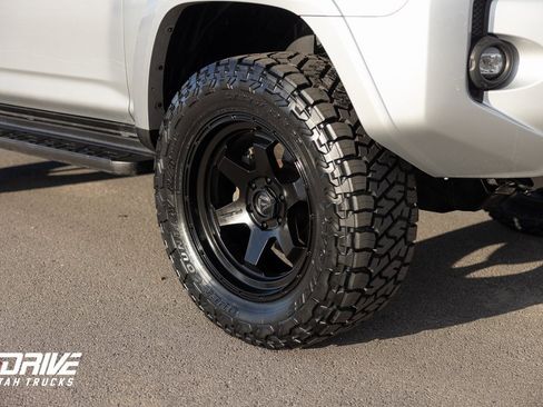 Used 2022 Toyota 4Runner SR5 Premium image 9