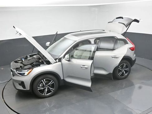 Used 2023 Volvo XC40 B5 Plus image 49