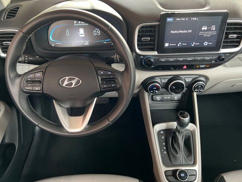 Certified 2025 Hyundai Venue SEL image 19