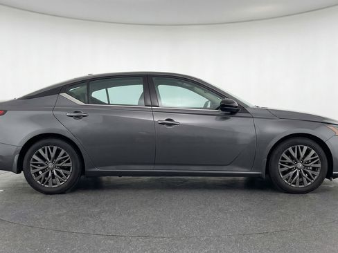 Used 2025 Nissan Altima 2.5 SV image 11