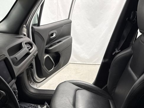 Used 2019 Jeep Renegade Limited w/ Quick Order Package 22P AWD/4WD image 21