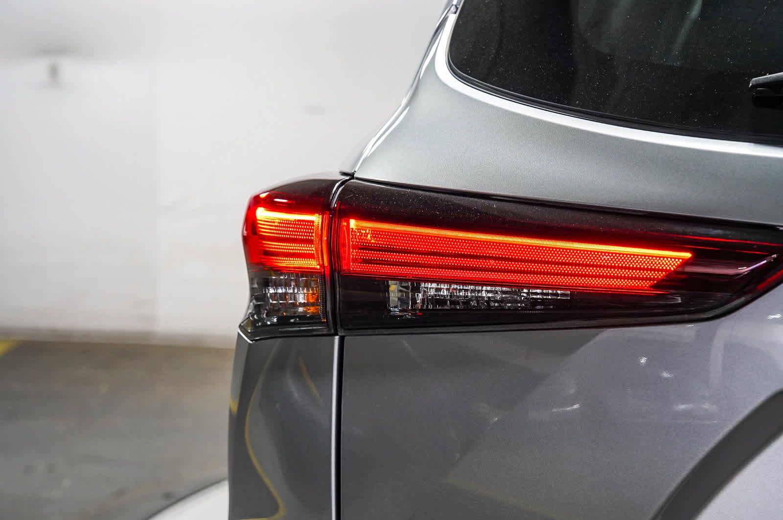 Used 2024 Toyota Highlander XLE AWD/4WD image 11