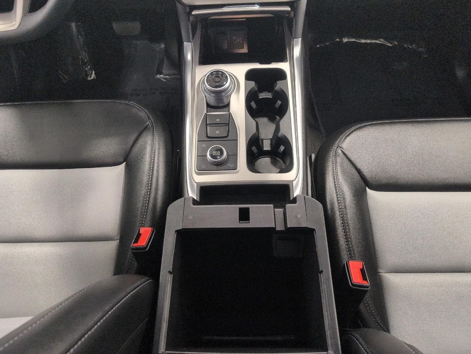 Used 2024 Ford Explorer XLT w/ Equipment Group 202A AWD/4WD image 17