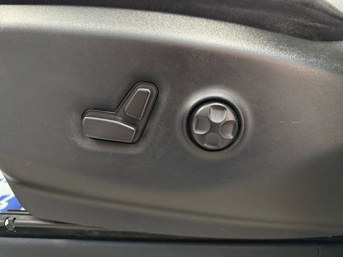 Used 2024 Chrysler Pacifica Touring-L image 26