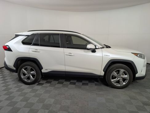 Used 2021 Toyota RAV4 XLE Premium image 9