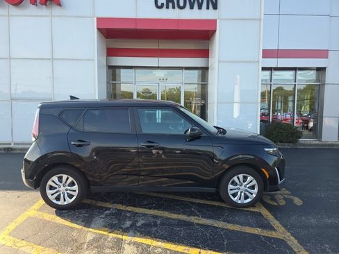 Used 2023 Kia Soul LX FWD image 2