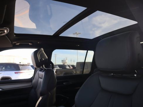 New 2025 Jeep Wagoneer Base w/ Premium Group I image 17